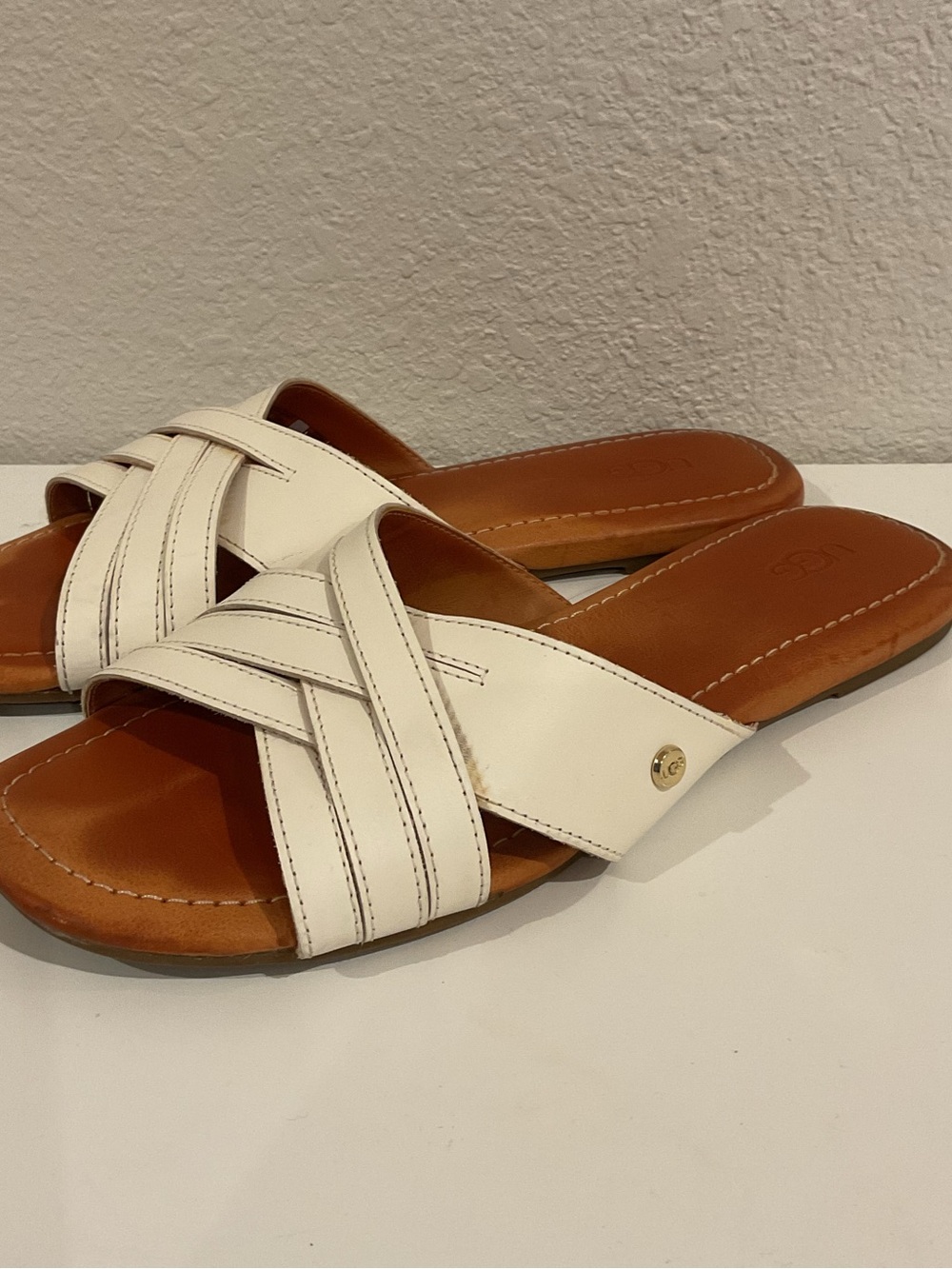 UGG kenleigh White Leather Cross-Band Slide Sandals with Tan Footbed size 8